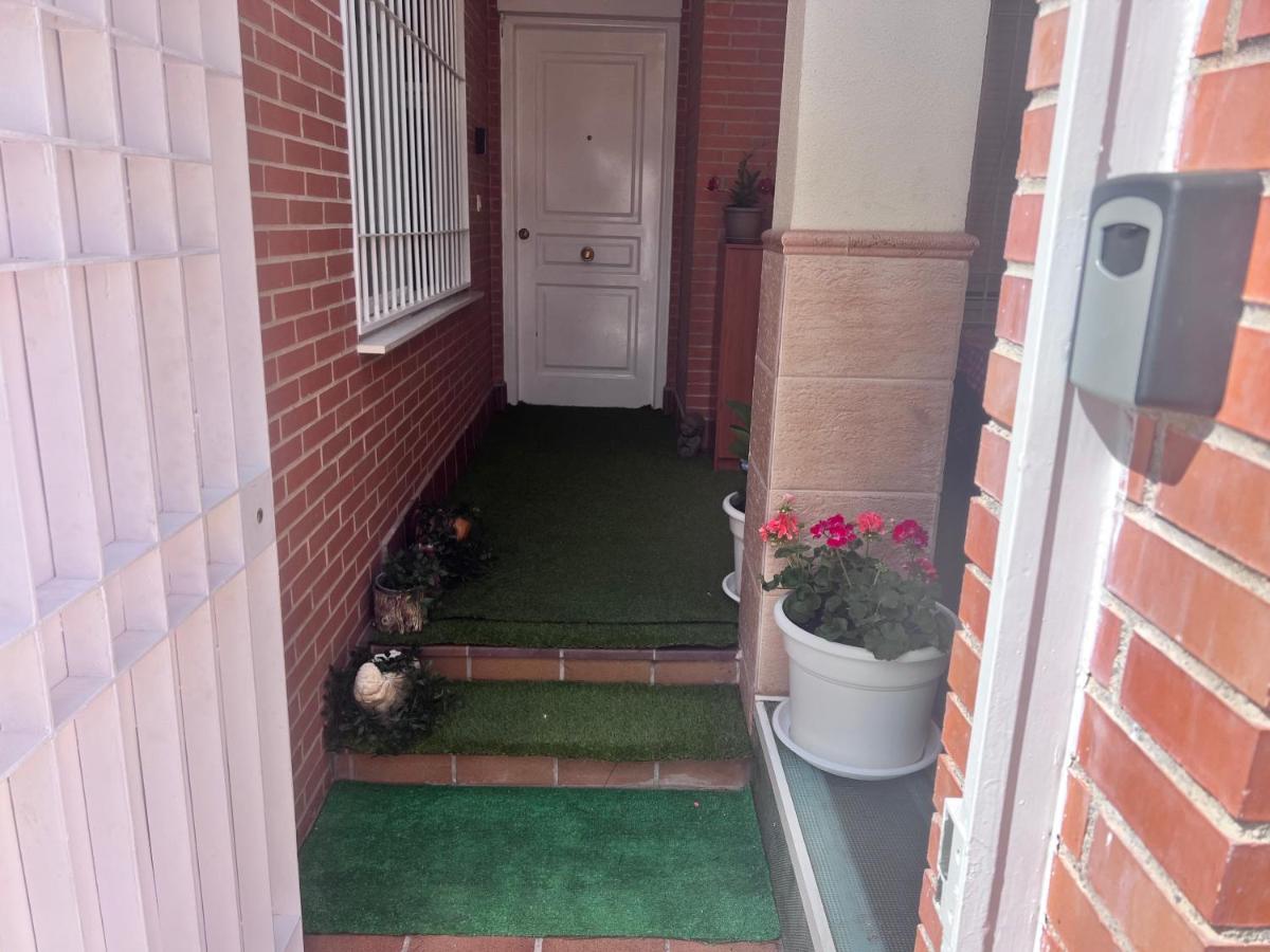Casa Ideal Familias Y Grupos Con Balcones Exterior Soleada Patios Cerca Alhambra, Sierra Nevada, Rio Genil, Lancha Del Genil, Parque Llano Y Reloj Del Sol Con Barbacoas, Campo De Futbol, Circuito Gimnasia Daire Granada Dış mekan fotoğraf