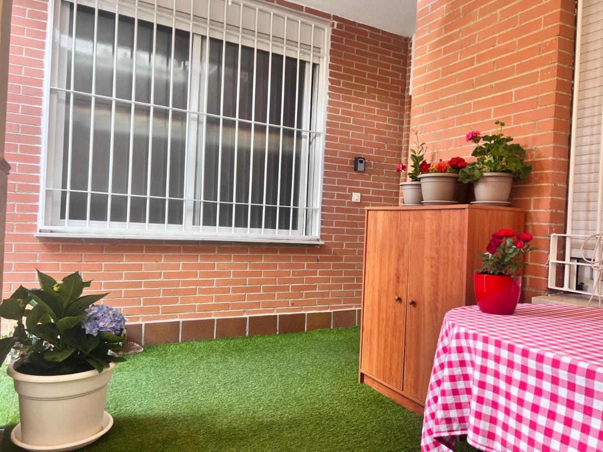 Casa Ideal Familias Y Grupos Con Balcones Exterior Soleada Patios Cerca Alhambra, Sierra Nevada, Rio Genil, Lancha Del Genil, Parque Llano Y Reloj Del Sol Con Barbacoas, Campo De Futbol, Circuito Gimnasia Daire Granada Dış mekan fotoğraf